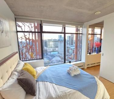 Gastown Apartment | Modern Downtown Apartment with Million City Views