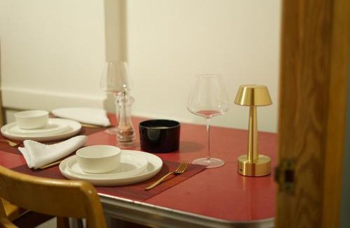 Bridgeland Apartment | Shiraz Suite