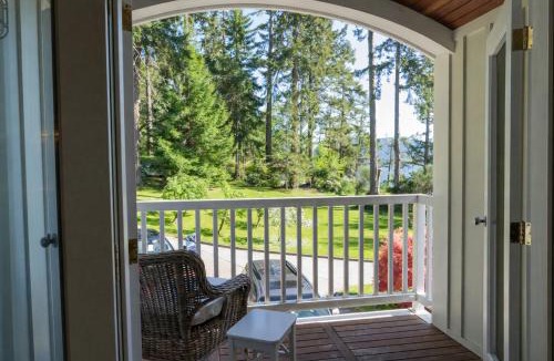 Salt Spring Island House | Valhalla The Loft (Oceanfront Hot tub)