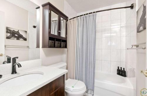 Arbour Lake Apartment | Il Veneto:3BR,2BA,C-Air,IRSauna,BBQ,Sleeps 8,Cozy