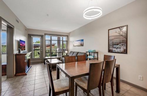 South Pandosy Apartment | Upper Floor w Courtyard View 550
