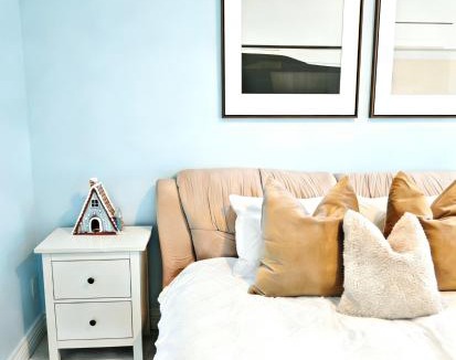 Burnaby Villa | Stylish 5BR Entire House Near Vancouver Sleeps 8, Free Parking