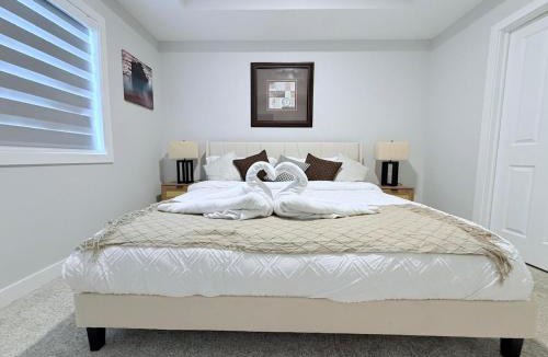 Southeast Edmonton House | Maple Retreat Sleeps 14 5 Beds Themed Bdrm