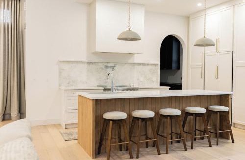 Grand Forks House | Spacious 4-bedroom Luxury Retreat