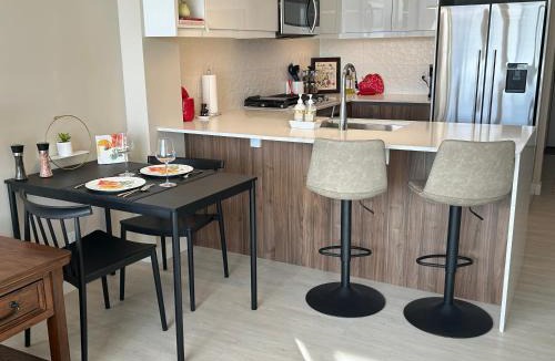 Kensington Apartment | Kensington King Bed, Air Conditioned, Parking, Sunnyside C-Train, Top Property