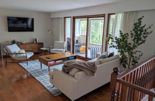 Blind Bay House | Newly Renovated Shuswap Lake Cabin Multi-Family Retreat Sleeps 12