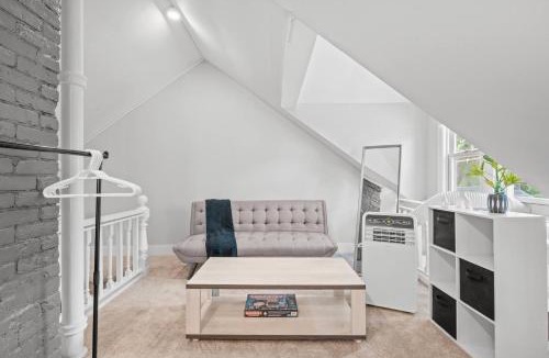 North Central Edmonton House | “Brick & Bloom” DT Loft | FreePrkg |AC+Firepl+Wifi
