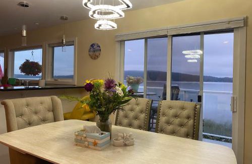 Bamberton House | Beachbreeze Oceanfront 4BR1Den4BA Romantic Sunrise & Celestial Views
