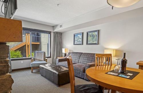 Copperstone Resort House | Cozy Oasis 2BR with Hot Tub and Gym 10 Mins to DT