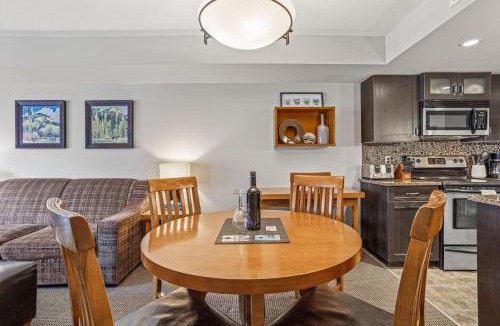 Copperstone Resort House | Cozy Oasis 2BR with Hot Tub and Gym 10 Mins to DT