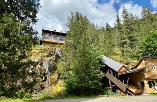 Upper Squamish House | Eagles Nest - epic blufftop cabin Squamish