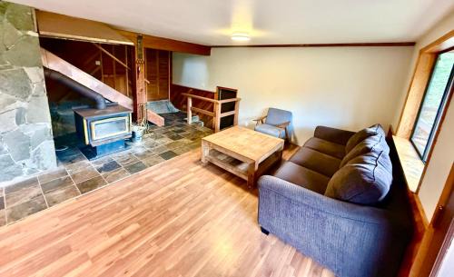 Upper Squamish House | Eagles Nest - epic blufftop cabin Squamish