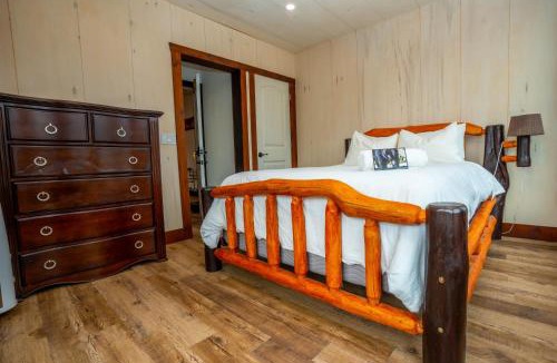 Blue River House | River Safari Bear Den