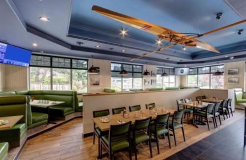 Victoria Hotel | Holiday Inn Victoria - Elk Lake by IHG