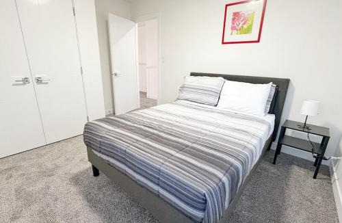 Beaumont House | Spacious 4 Beds Sleeps 8 Near Airport Family Home