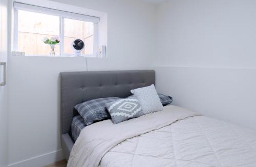 Killarney House | Quiet, cozy 2BR1BA private entry suite near Skytrain