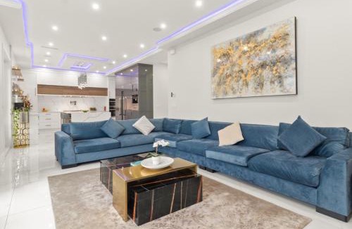 Surrey House | 6BR Entire Home Sleeps 14 Private Parking Pet-Friendly Near Vancouver