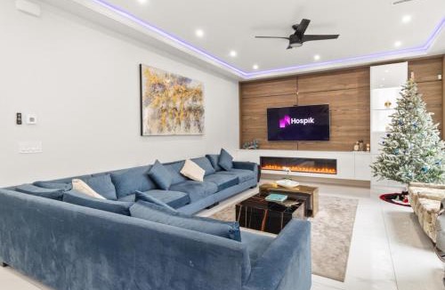 Surrey House | 6BR Entire Home Sleeps 14 Private Parking Pet-Friendly Near Vancouver