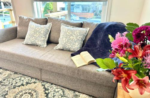 Kensington-Cedar Cottage House | Private Entire Guest Suite, 1 min to bus stops to Downtown and major attractions