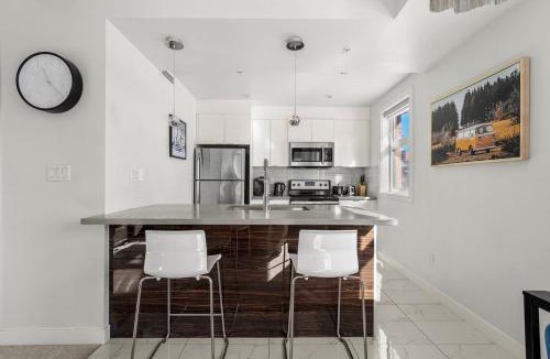 Calgary Chinatown Apartment | Waterfront 2 Bedroom And 2 Bath Downtown Urban Escape