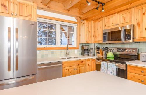 Big White Ski Resort Ski Chalet | Alpine Timbers 2 Luxury Chalet with Hot Tub