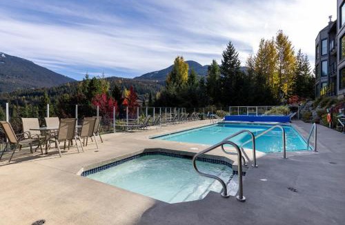 Blueberry Hill Apartment | 2BR in Ironwood, Stunning Mountain Views, Shared Hot Tub and Pool, Fireplace, Parking