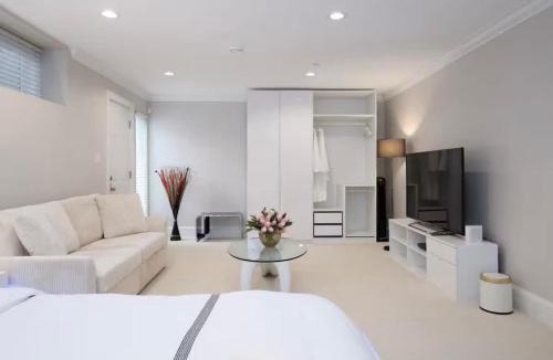 Kerrisdale House | Stylish Home in Van West Side Near YVR&DT