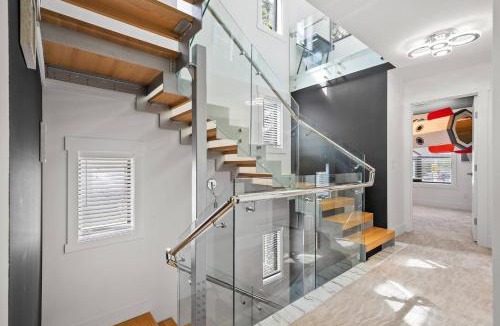 Southwest Calgary House | *Spectacular* Sauna |Rocket-ship|Game-Room|Hammock