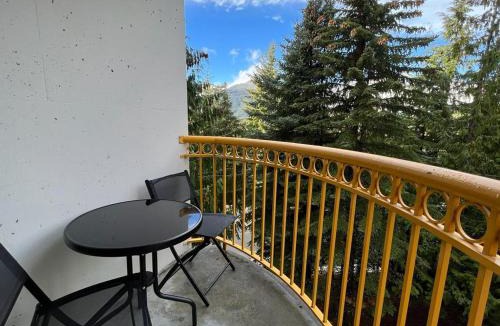 Upper Village House | 1BR in Marquise, Dog Friendly, Close to Ski Hill, Pool, Sauna, Hot Tub, Fitness Suite, AC
