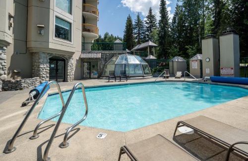 Upper Village House | 1BR in Marquise, Dog Friendly, Close to Ski Hill, Pool, Sauna, Hot Tub, Fitness Suite, AC
