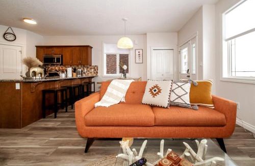 Northwest Edmonton Apartment | Luxe Escape Duo - 8 Beds - Sleeps 22 - 4 Car Garage