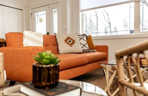 Northwest Edmonton Apartment | Luxe Escape Duo - 8 Beds - Sleeps 22 - 4 Car Garage