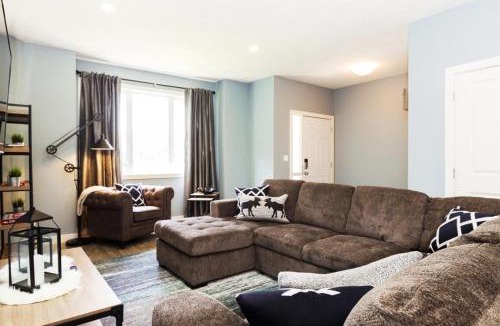 Jasper Place Apartment | 5BDRM Bright Modern Home-King Bed-Garage-Sleeps 12