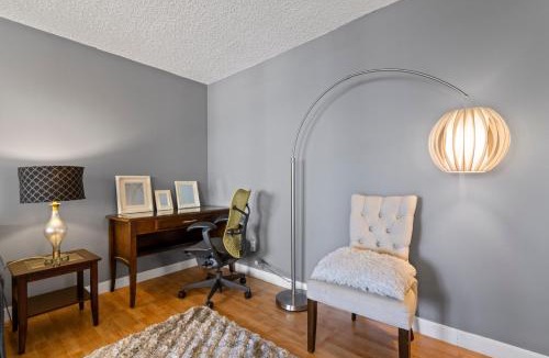 Beltline Apartment | Modern 2 bedroom next to Stampede, 17th w Parking