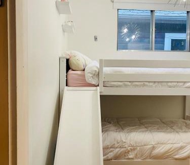 Sunnyside Apartment | Trendy Kensington 3 min Walk Backyard AC Garage