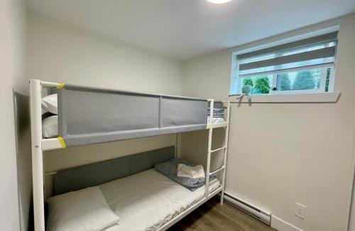 New Westminster House | Executive 2 Bedroom Garden Suite Free Parking - Save on Long Stays!