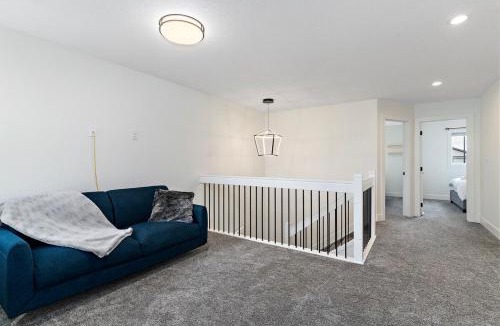 Southwest Edmonton House | The Happy place - Luxurious, Cozy and Modern Home with 4 bedroom Air-condition, Netflix, Free Parking close to Airport and West Edmonton Mall