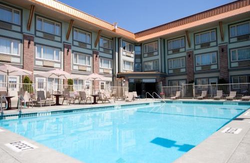 Victoria Hotel | Holiday Inn Victoria - Elk Lake by IHG