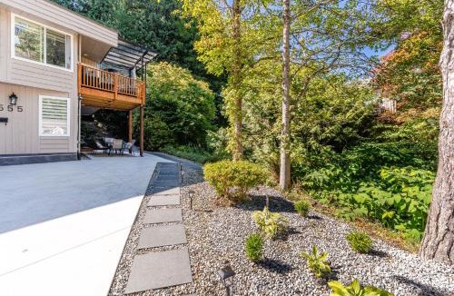Canyon Heights House | Spacious 3BR Guest Suite by the Creek In North Vancouver Sleeps 6, Free Parking