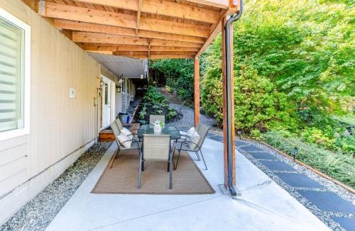 Canyon Heights House | Spacious 3BR Guest Suite by the Creek In North Vancouver Sleeps 6, Free Parking
