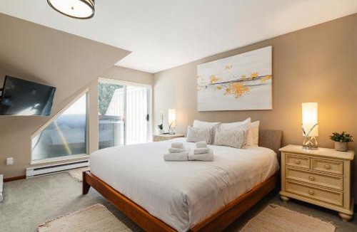 Village North Apartment | LAGOONS 20 Village location Rare 5BDR Condo With Private Hot Tub