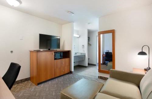 Southwest Calgary Hotel | Super 8 by Wyndham Calgary Shawnessy Area