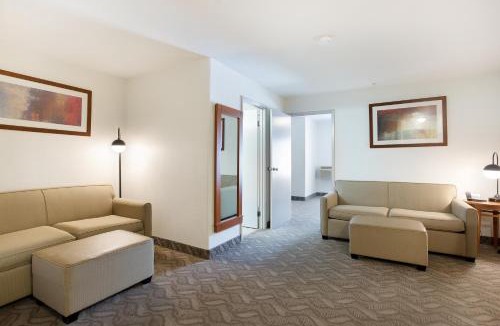 Southwest Calgary Hotel | Super 8 by Wyndham Calgary Shawnessy Area