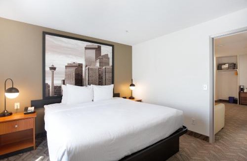 Southwest Calgary Hotel | Super 8 by Wyndham Calgary Shawnessy Area