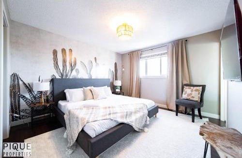 Southeast Edmonton House | Stylish Chic Home - King Bed - Free Parking & Netflix - Fast Wi-Fi - Long Stays Welcome