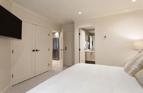 Upper Village House | Woodrun Lodge 616 | Stylish Top Floor Ski-In & Out Condo by Upper Village w/Hot Tub, Pool, Parking