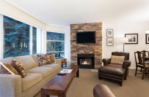 Upper Village House | Woodrun Lodge 414 | Cozy Ski-In Ski-Out Condo w/Shared Hot Tub, Pool, Fireplace, & Parking