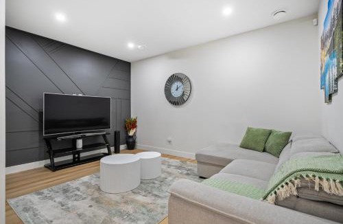 Symons Valley Apartment | Private Sherwood Suite by Park