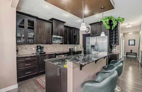 Panorama Hills House | Luxury 4 Bedroom Air Conditioned & Cozy Home close to Airport, Shops, Downtown, Stampede, Rocky Mountains and many amenities in Panorama Hills NW Calgary