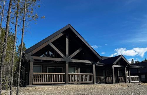 Valemount Villa | Whispering Pines Cabin